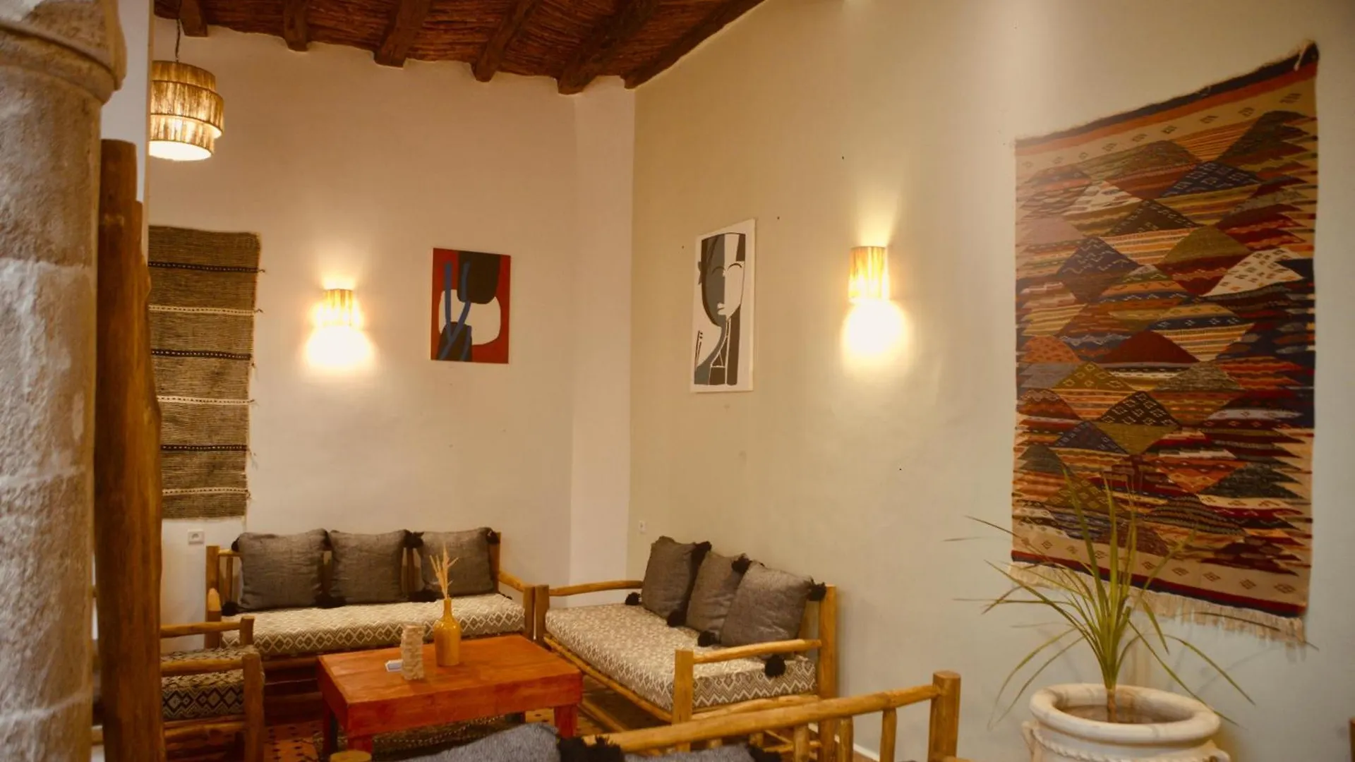 Hostel Riad Maqam 에사우이라